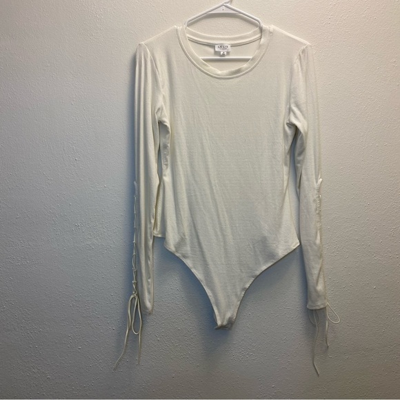 Nanamacs White Lace Up Sleeves Bodysuit Size Medium - Picture 2 of 8